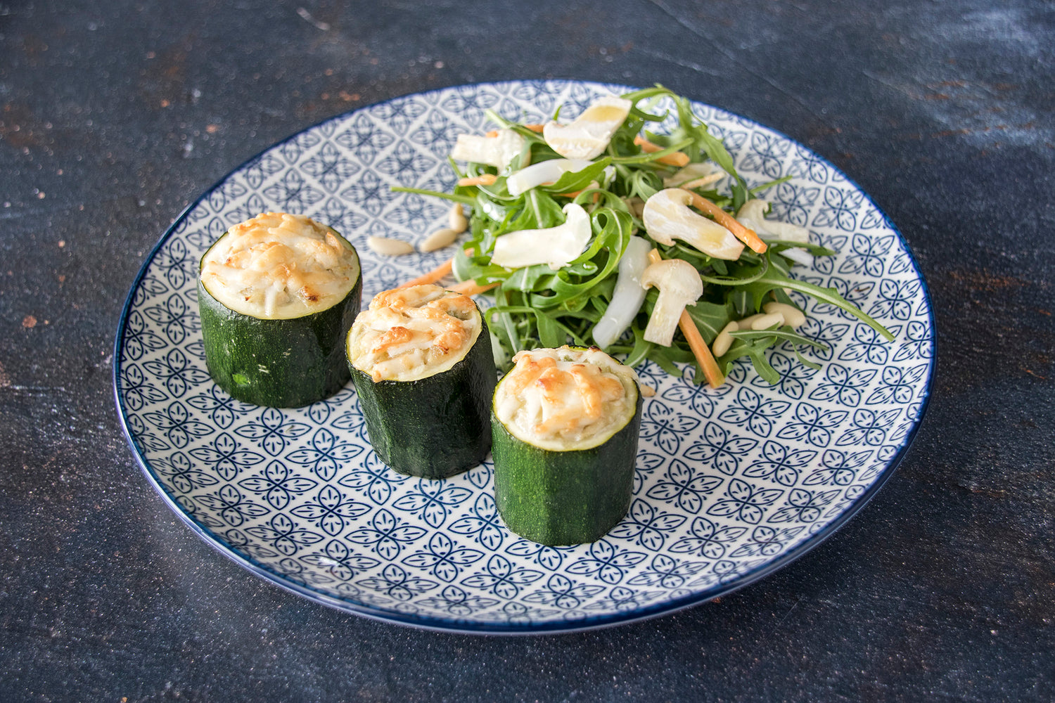 Calabacín relleno de verduras con perrechicos