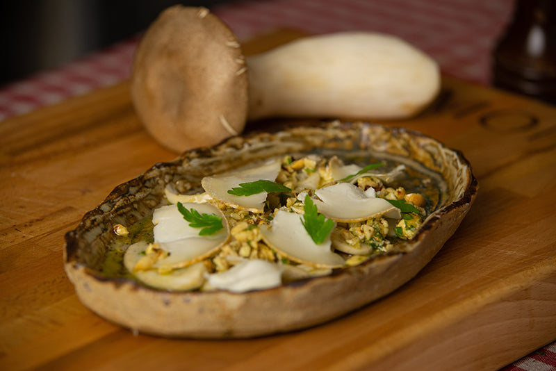 Carpaccio de Eryngii con avellanas, perejil y queso de oveja