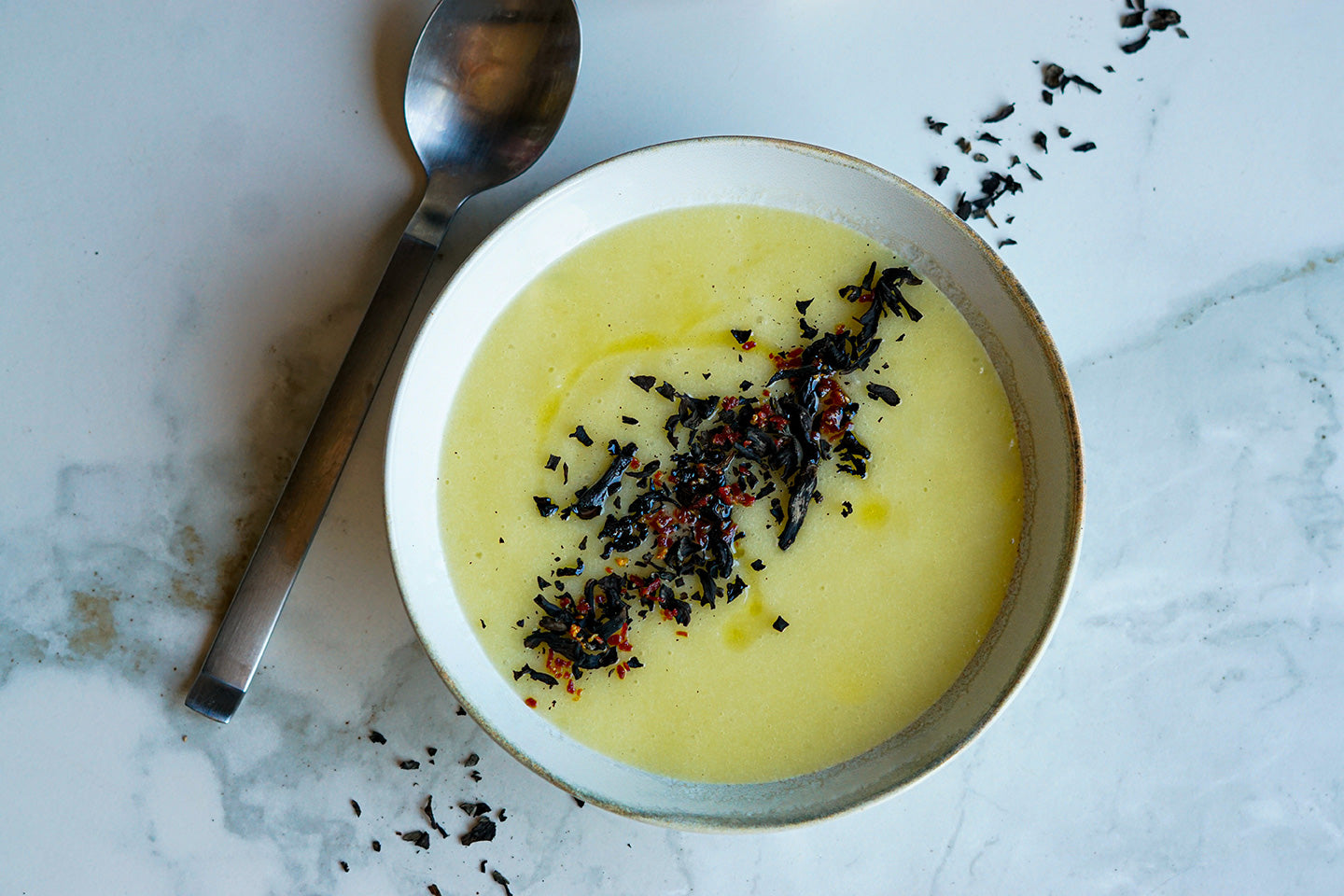 Crema de melón con trompetas de la muerte y polvo de jamón ibérico