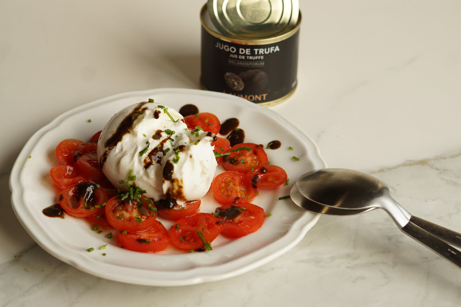 Ensalada de burrata con reducción de jugo de trufa negra y boletus.