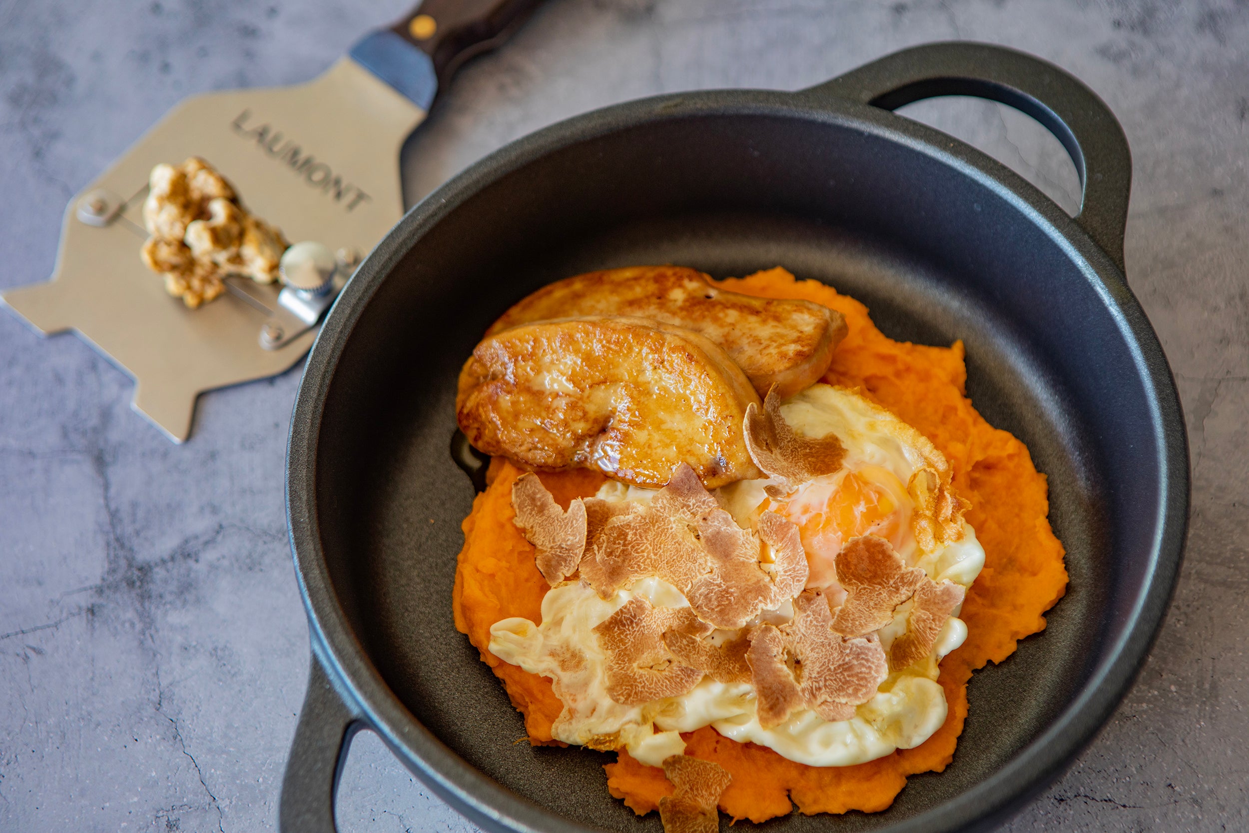 Huevos fritos con parmentier de moniato, foie y trufa blanca