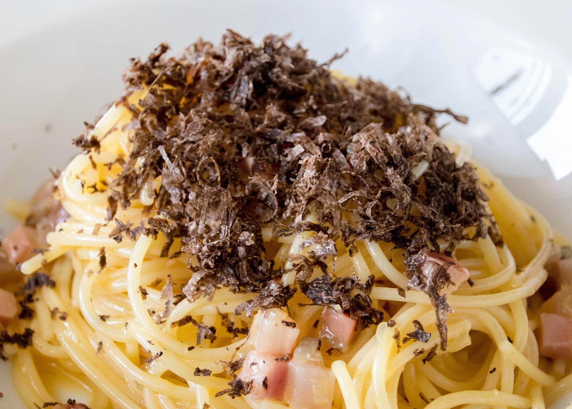 Pasta a la carbonara con trufa negra