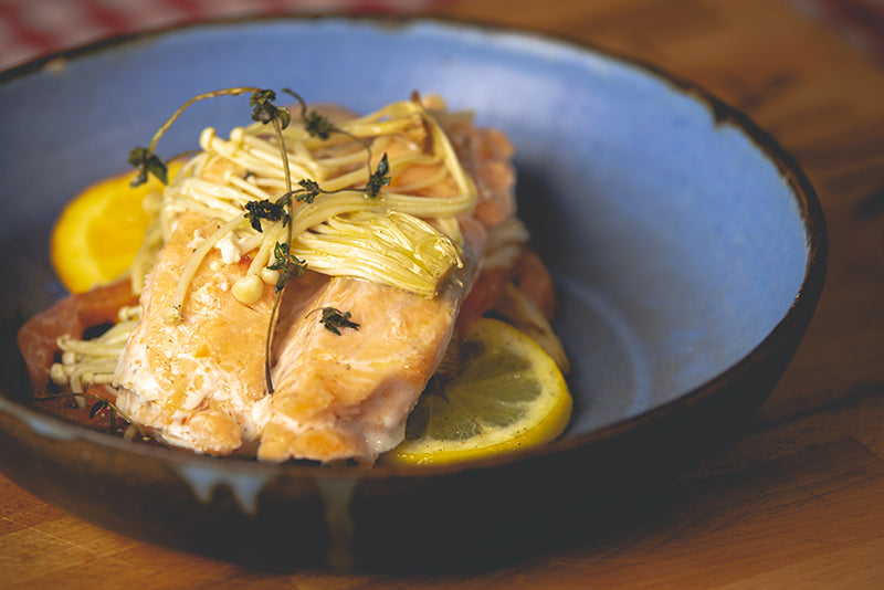 Salmón al horno con enoki, tomates y cítricos