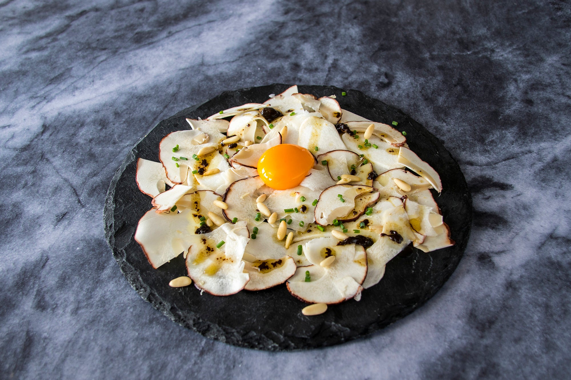 Carpaccio de boletus con vinagreta de trufa blanca