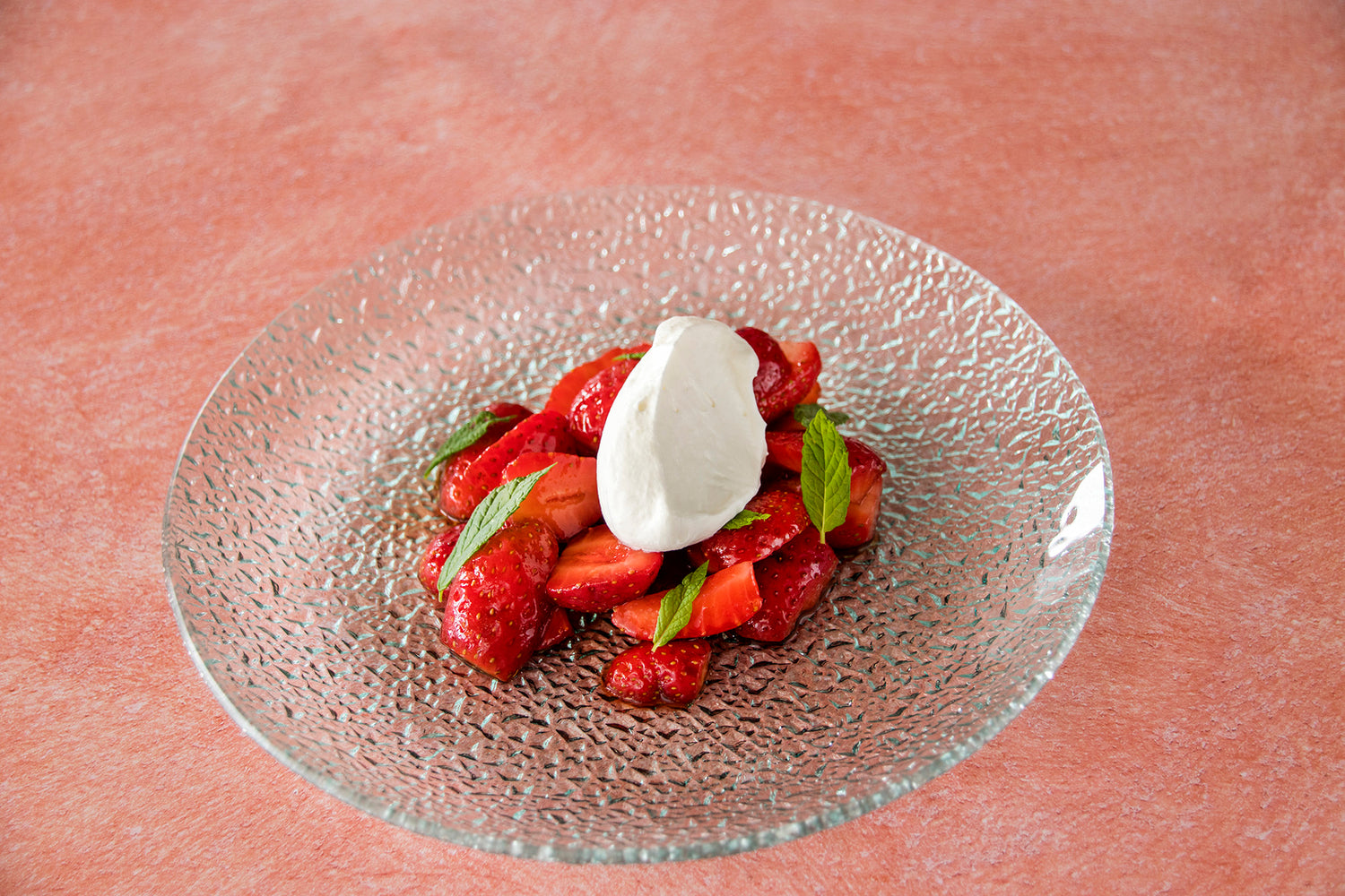 Fresas con vinagre trufado y chantilly