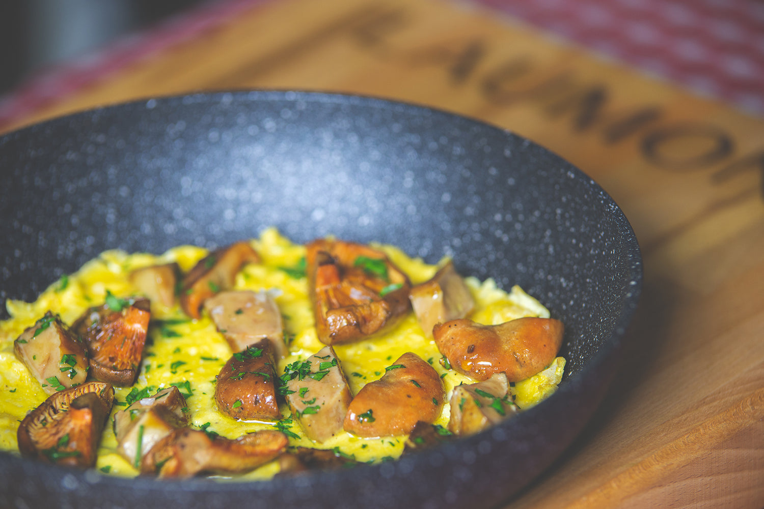 Tortilla de níscalos con foie de pato